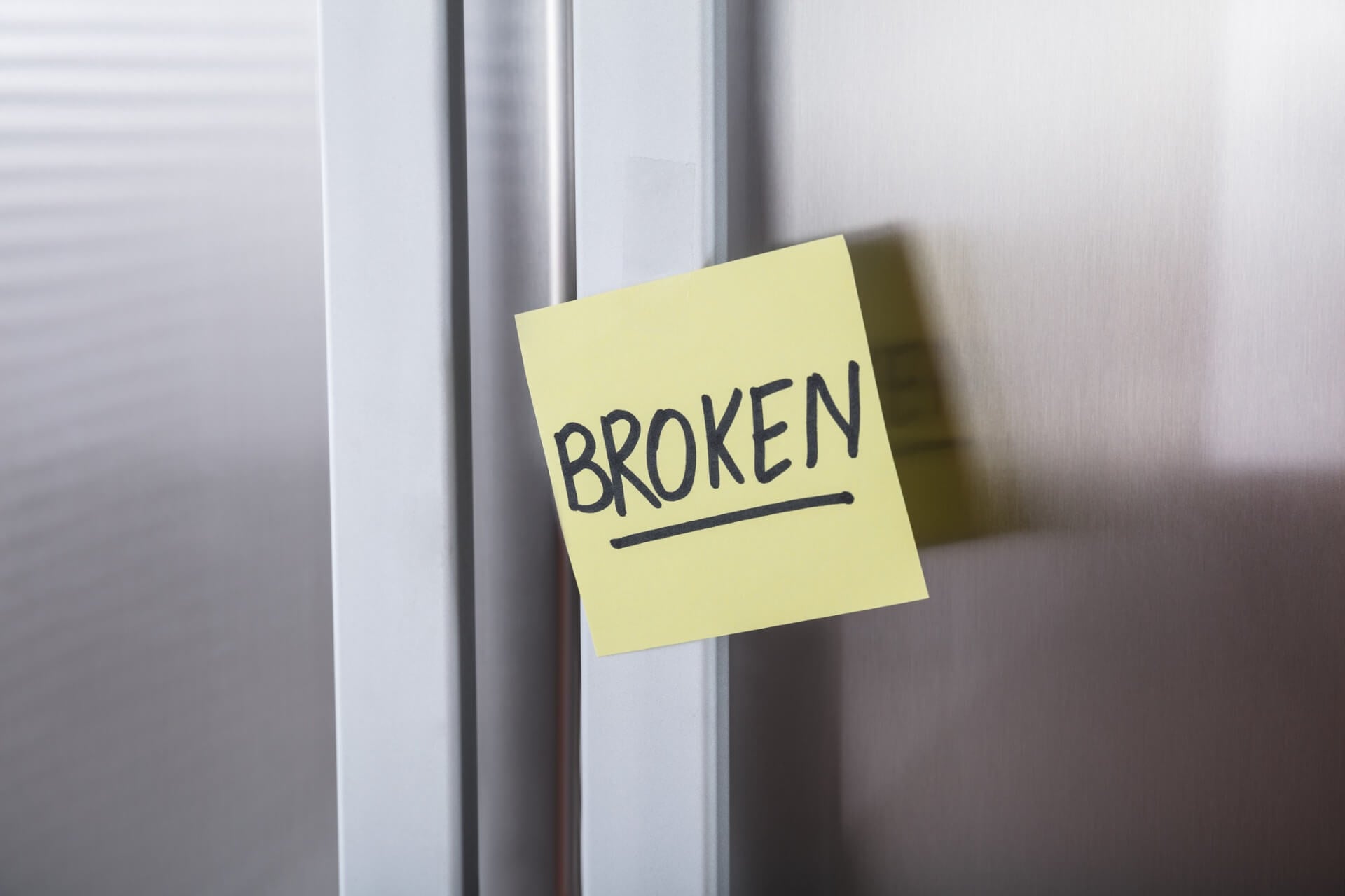 The Silent Overheater: How to Spot Early Warning Signs of Commercial Refrigerator Stress in the Heat